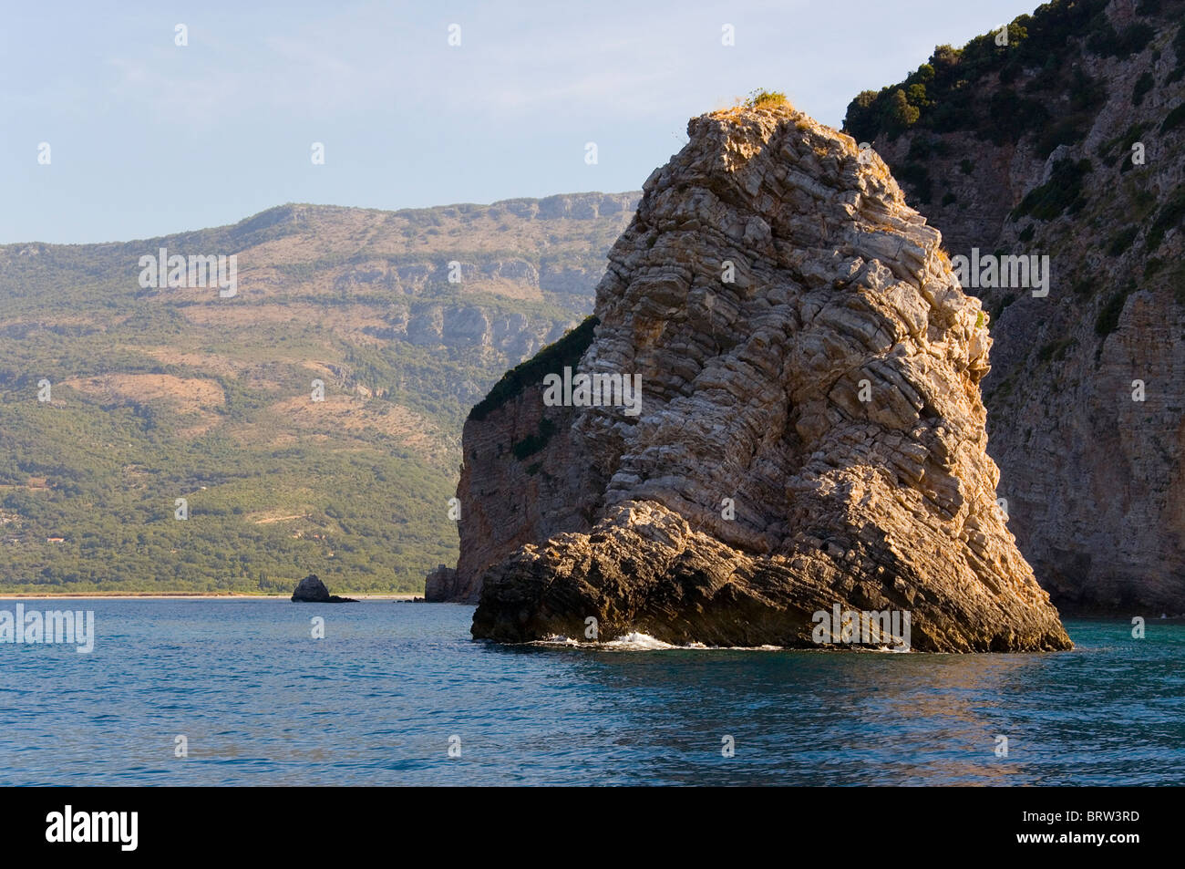 Riesige Felsen an der Adria, in der Nähe von Montenegro Stockfoto
