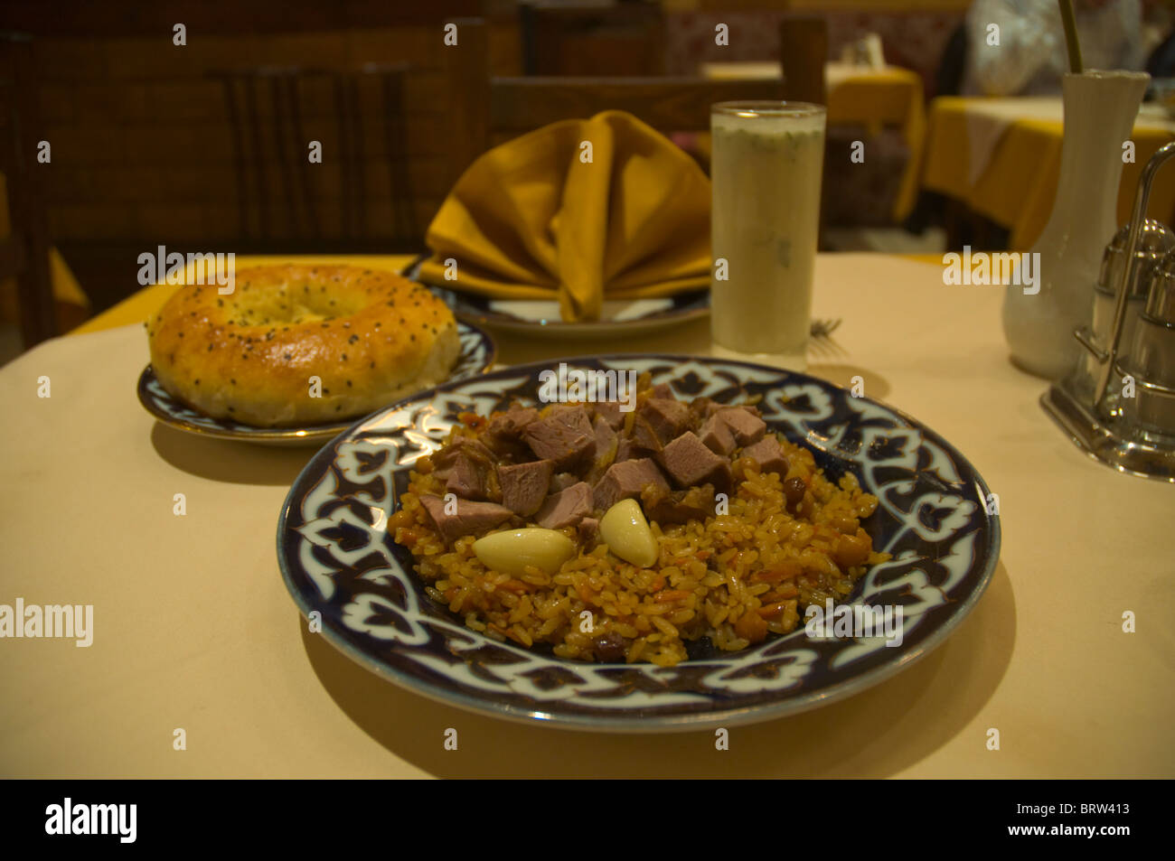 Usbekische Plov Gericht mit Reis Lamm und Knoblauch in ein orientalisches Restaurant entlang Novy Arbat Street Moskau Russland Stockfoto