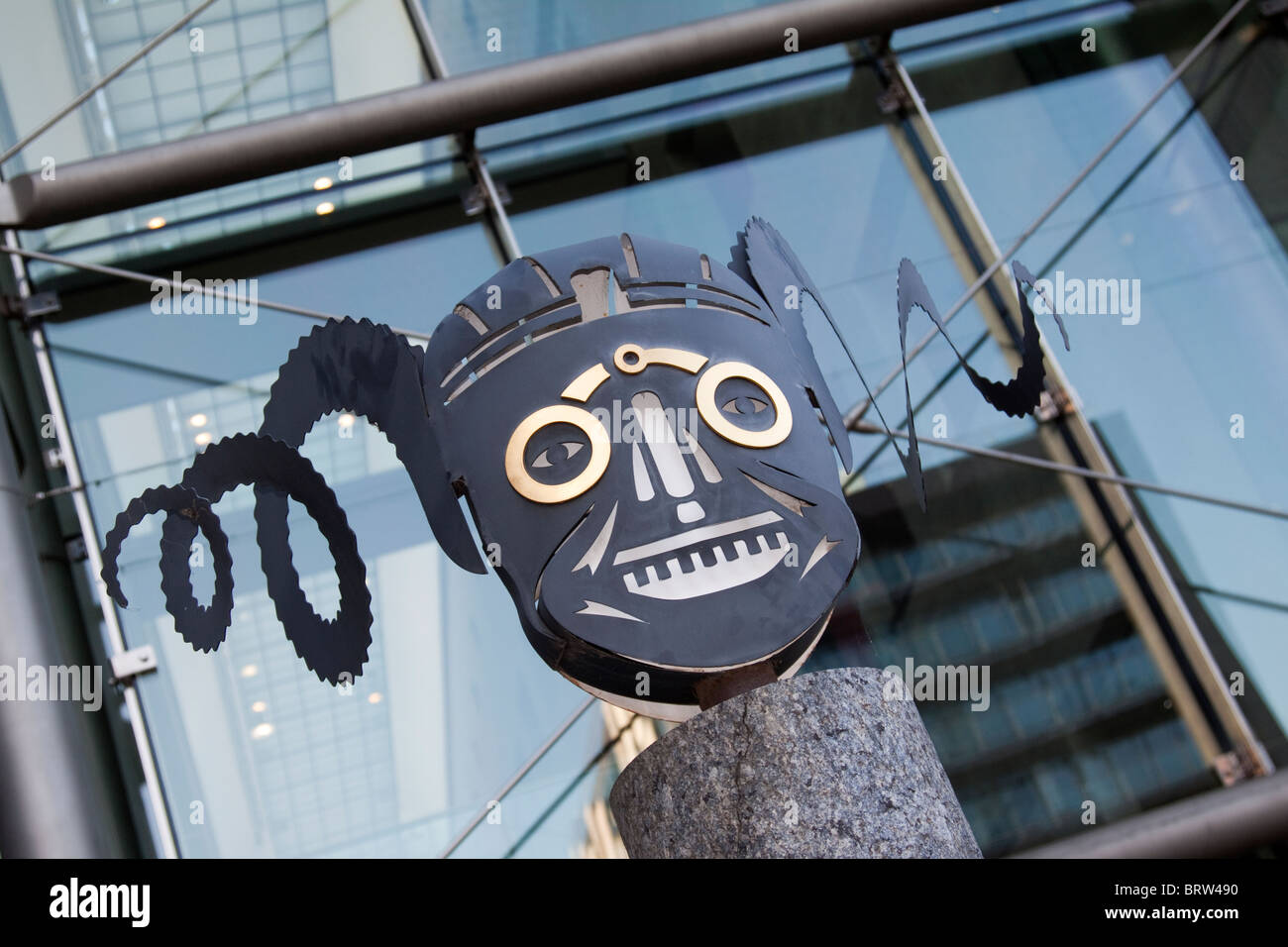 Dekorative Maske Emblem im Royal Armouries Nationalmuseum von Waffen und Rüstungen in Leeds, West Yorkshire, England, Großbritannien Stockfoto