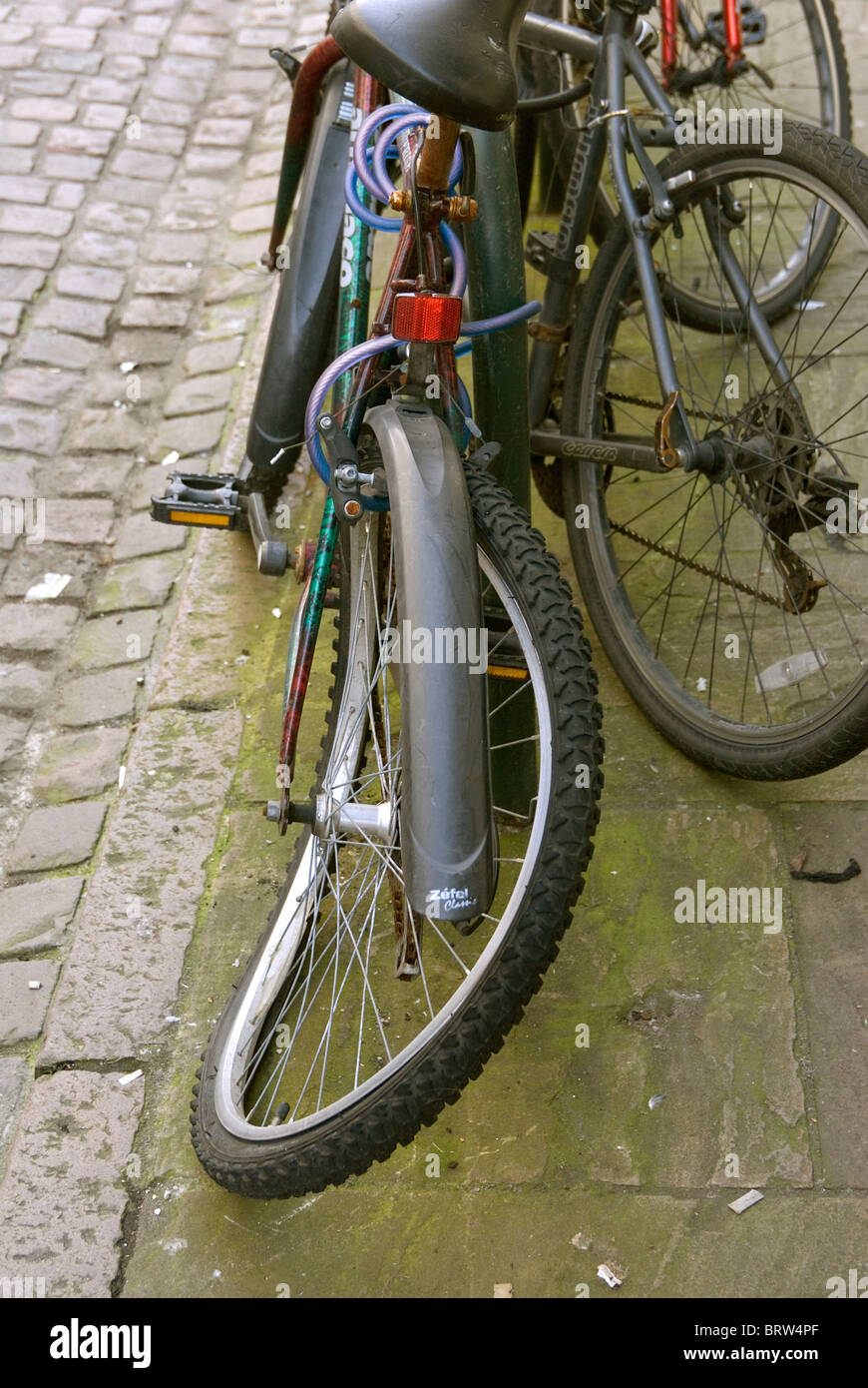 Ein Fahrrad abgestellt auf einer Cambridge-Straße, die verwüstet wurde und wahrscheinlich von seinem Besitzer verlassen Stockfoto