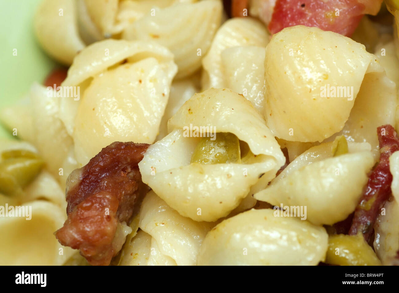 Makro Nahaufnahme Speck und Mini-Schale Nudeln mit Sauce cremig Erbse Stockfoto