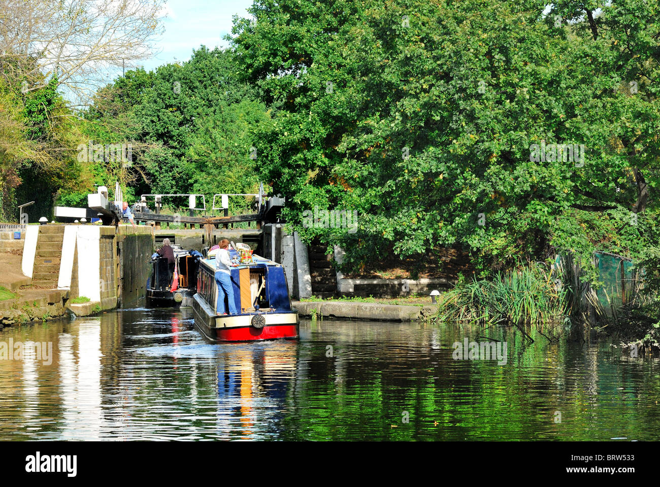 Schmale Boote in die Clitheroes Lock, auf dem Grand Union Kanal in der Nähe von Osterley, West London, England Stockfoto