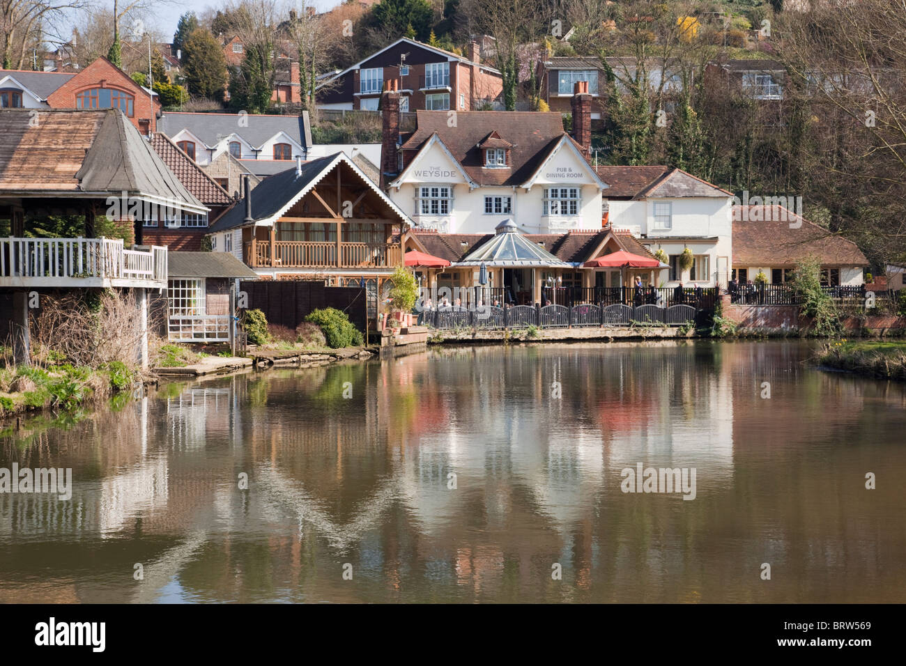 Das Weyside River Side Pub spiegelt sich in River Wey auf Godalming Navigation. Guildford Surrey, England, Großbritannien Stockfoto