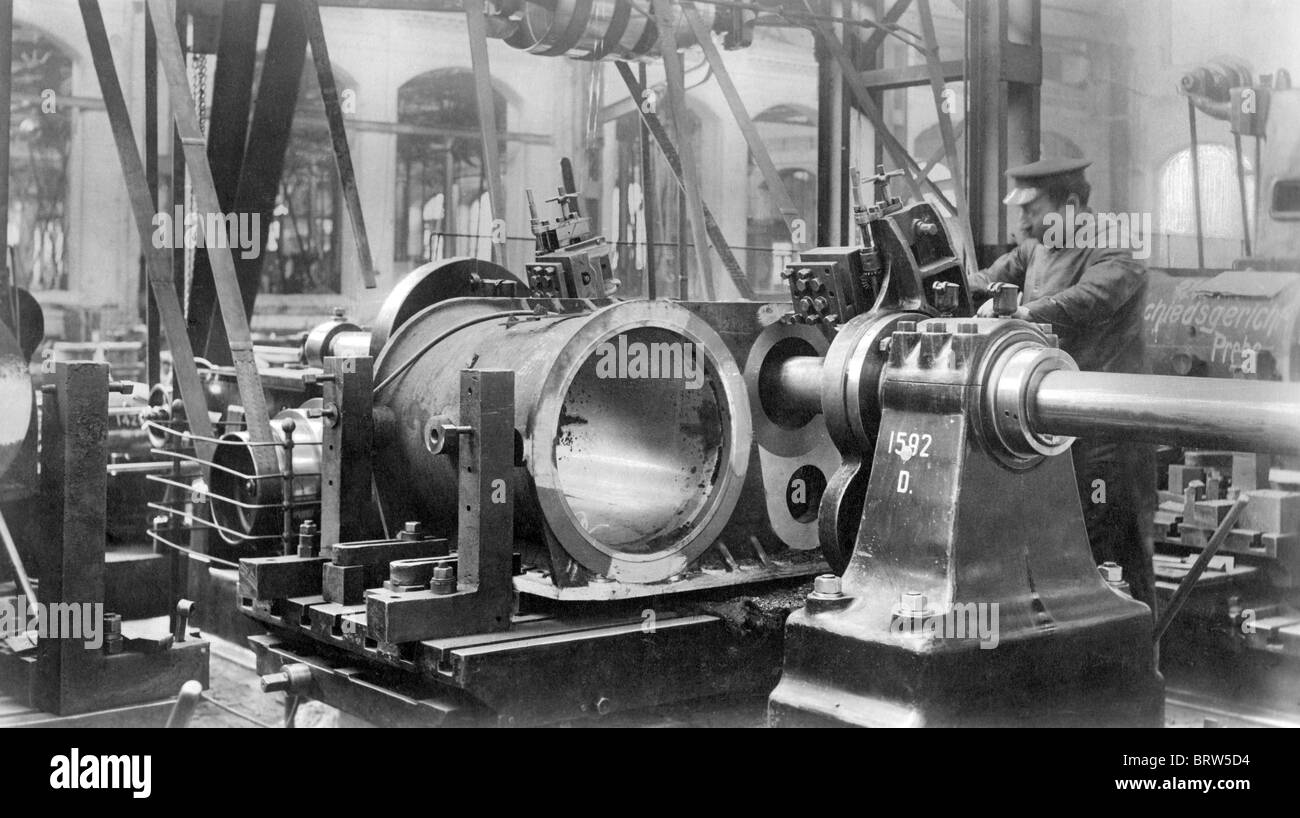 Bau einer Lokomotive, Bohren Sie eine Trommel Borsig-Werk, Berlin-Tegel, Deutschland, Geschichtsbild, 1910 Stockfoto