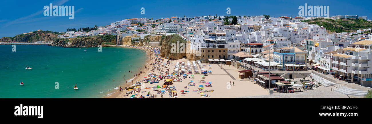 Portugal, Albufeira, Fischerstrand und die Stadt im Sommer Stockfoto