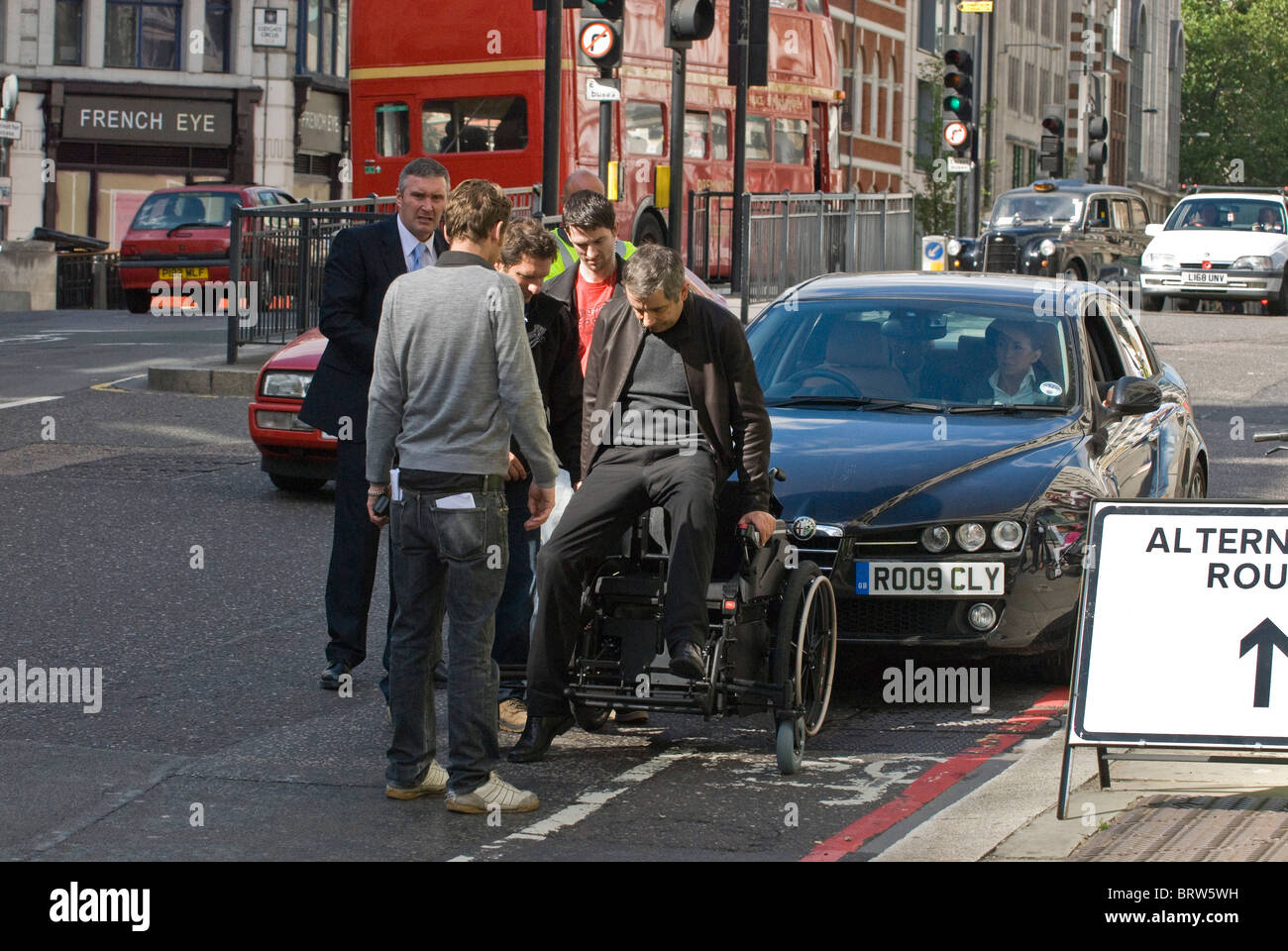 Rowan Atkinson in Rasenmäher angetrieben Rollstuhl Satz von Johnny English Reborn 2 neue Bridge Street, EG4, London, UK Stockfoto