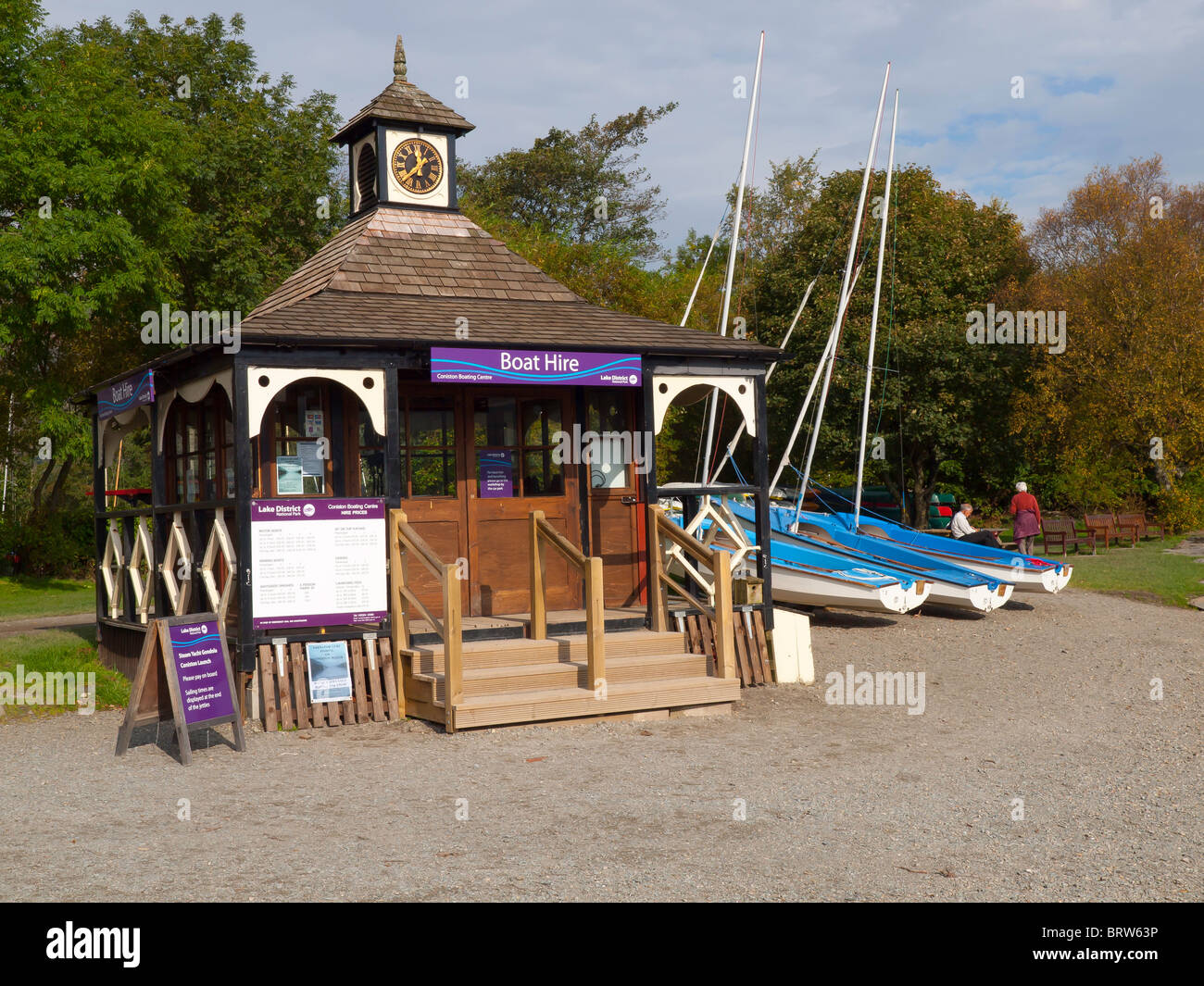 Boot mieten Büro am Seeufer am Coniston Water im englischen Lake District National Park Cumbria Stockfoto