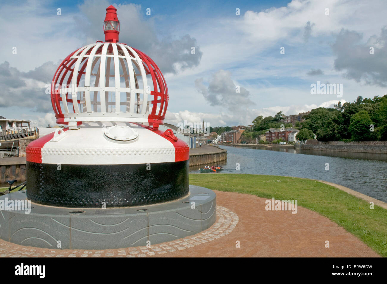 Exeter Navigation Boje 3430 verlegt auf dem Festland in der Nähe des Hafen Banken von Exeter, neben Karottenhosenträger Wehr Stockfoto
