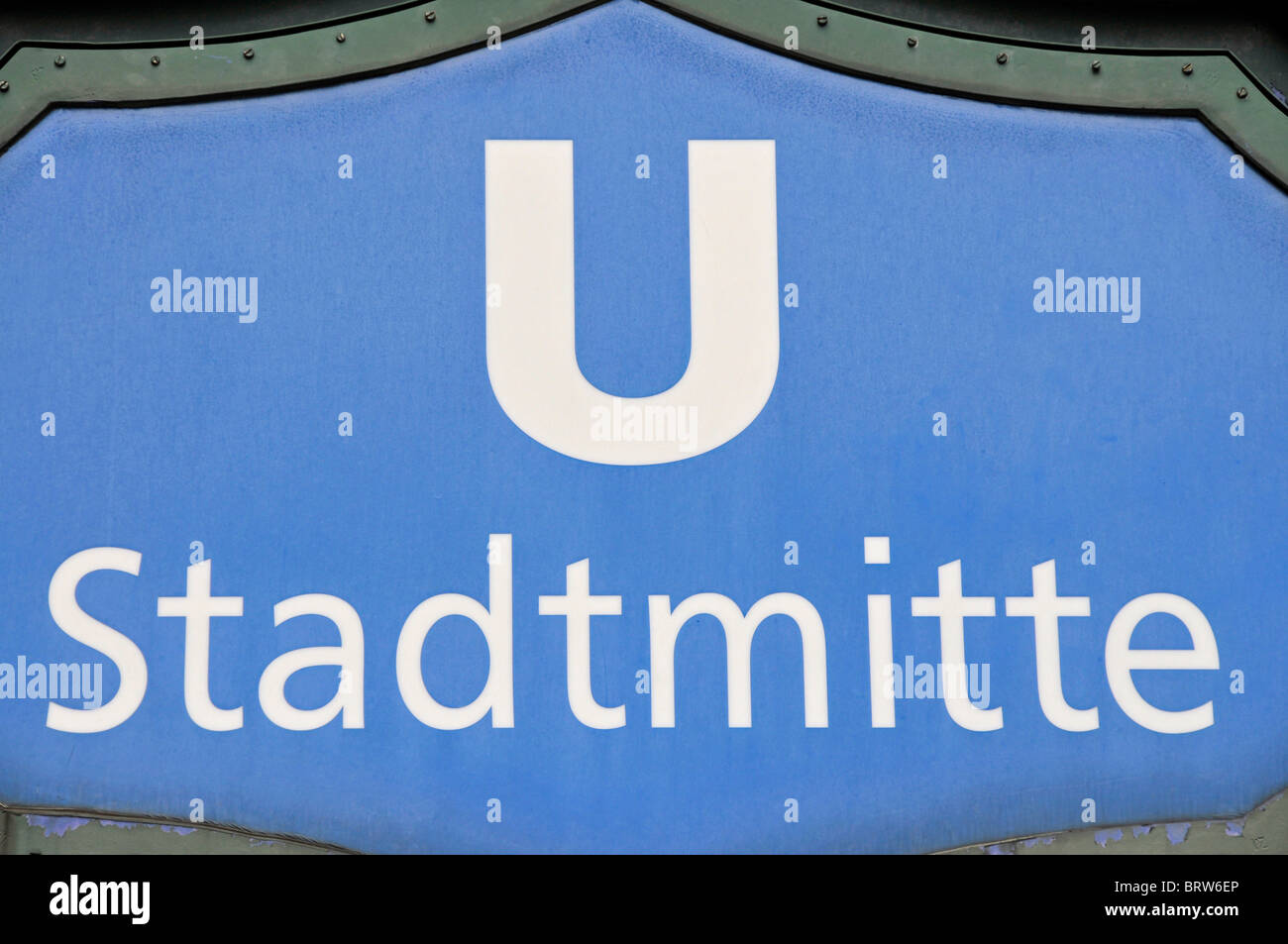 Schild am Eingang zu der Stadtmitte u-Bahnhaltestelle, Berlin, Deutschland, Europa Stockfoto