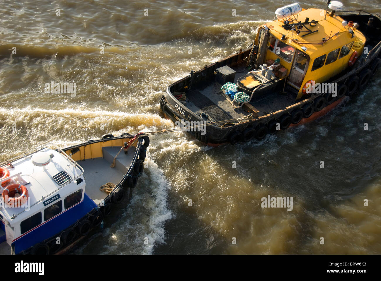 Schlepper ziehen andere Boot, London, UK Stockfoto