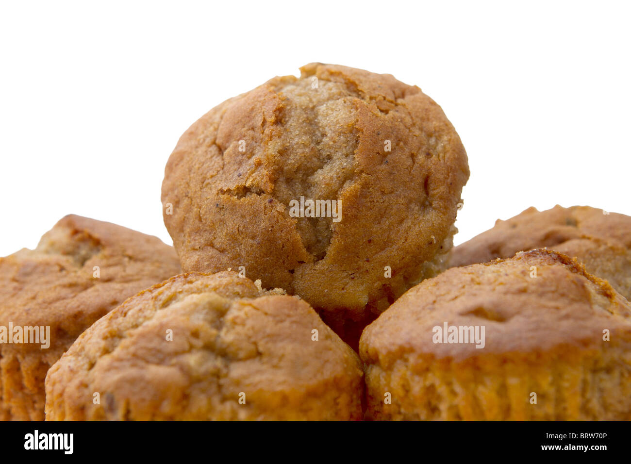 kleine Stapel von Bananen-Muffins mit geringen Schärfentiefe über weiß Stockfoto