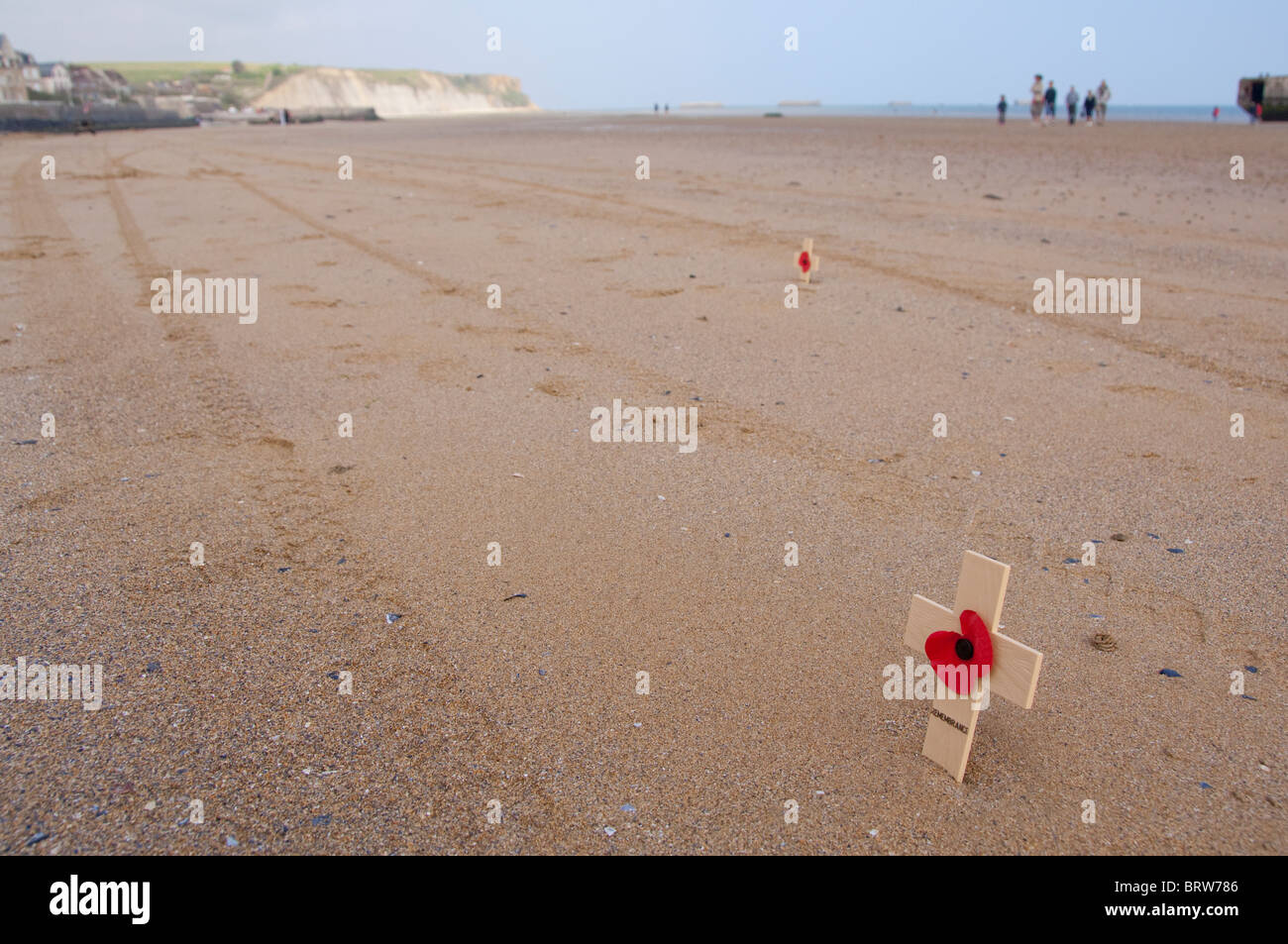 Frankreich, Normandie, Arromanches Strand. Erinnerung überquert den 66. Jahrestag des d-Day in den Sand gelegt. Stockfoto