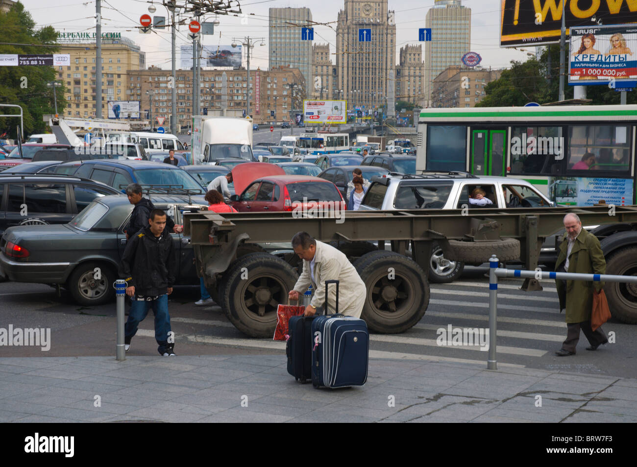 Verkehrsstaus bei pl Bote Platz vor der Kiewer Woksal Zug Bahnhof Moskau Russland Europa Stockfoto