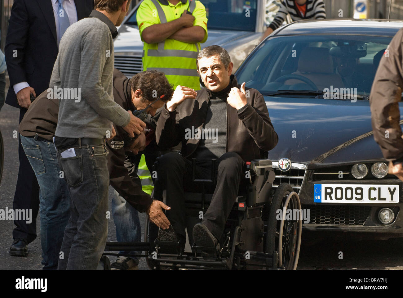 Rowan Atkinson, bereitet für die Aktion Rasenmäher angetrieben Rollstuhl am Set Johnny English Reborn 2 neue Brücke Straße EC4 London UK Stockfoto