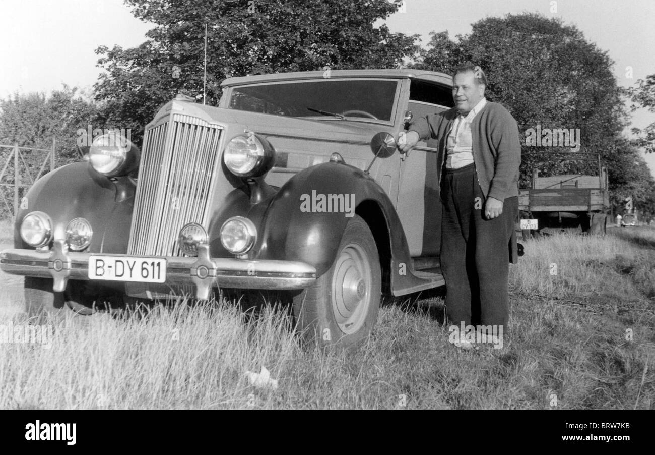 Kleiner Mann, großes Auto, historisches Foto, ca. 1931 Stockfoto
