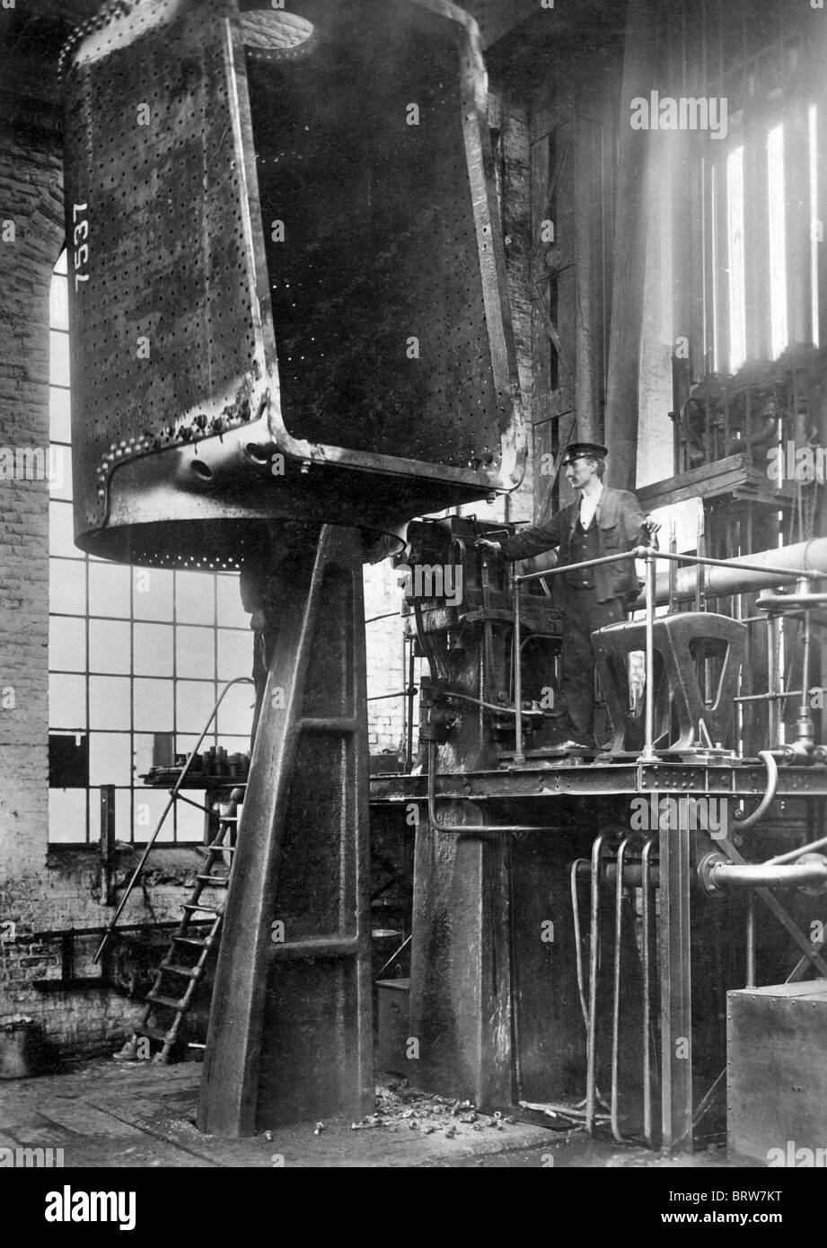 Dampf-Lokomotivbau, Kessel wird genietet mit einer hydraulischen Presse, Borsigwerke Berlin-Tegel Fabrik, Deutschland Stockfoto