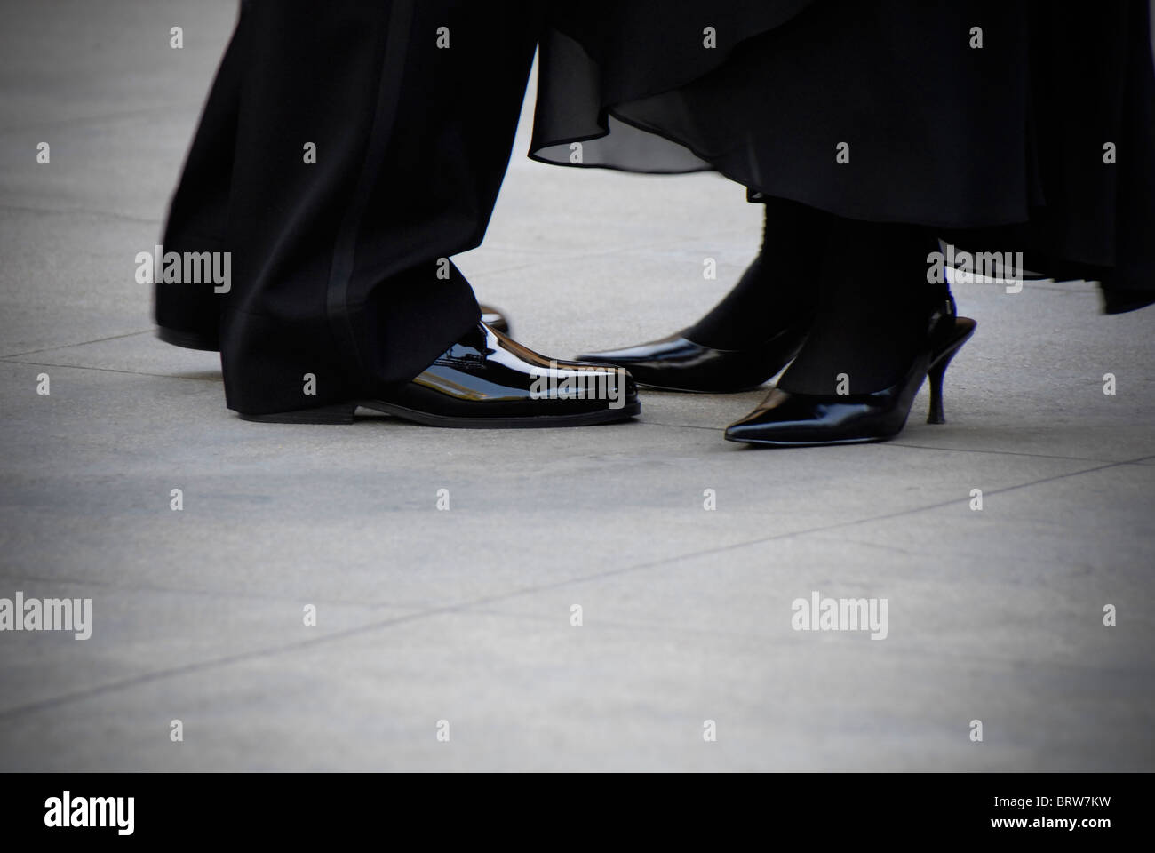 PARTY FÜHREN LEISTUNG PROXIMATE EMPFANG RENDEZVOUS SCHUHE SOZIALEN SCHRITT SYNCHRONISIEREN GEMEINSAM ZWEI UNION VIP WALZER WITWE WITWER 2 TRAUERN Stockfoto