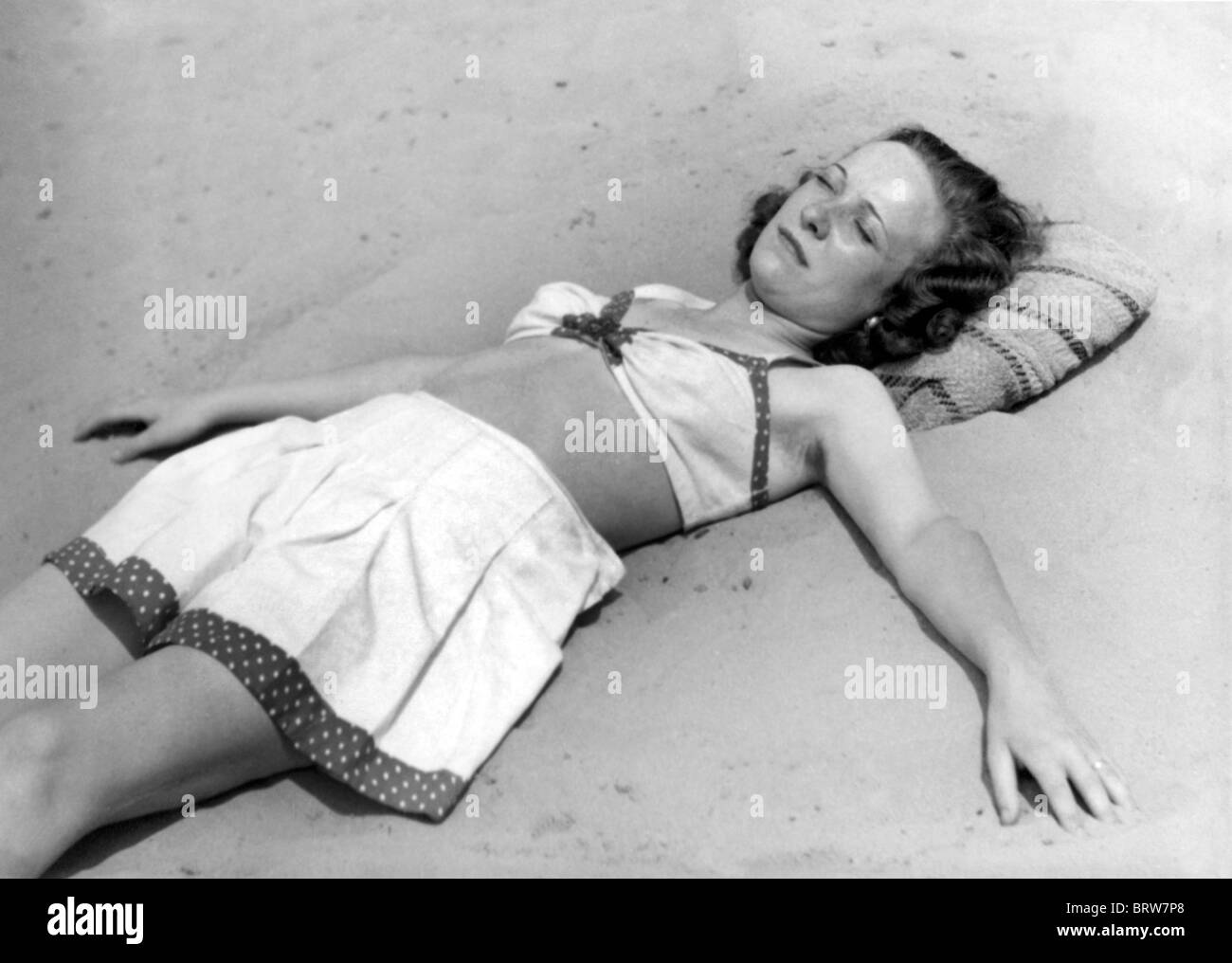 Junge Frau, Sonnenbaden, eines der ersten Bikinis, historisches Foto, um 1950 Stockfoto