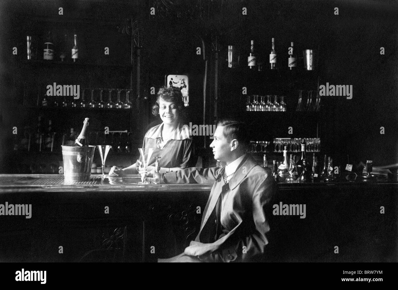 Kunden sitzen an der Bar, historisches Foto, um 1928 Stockfoto