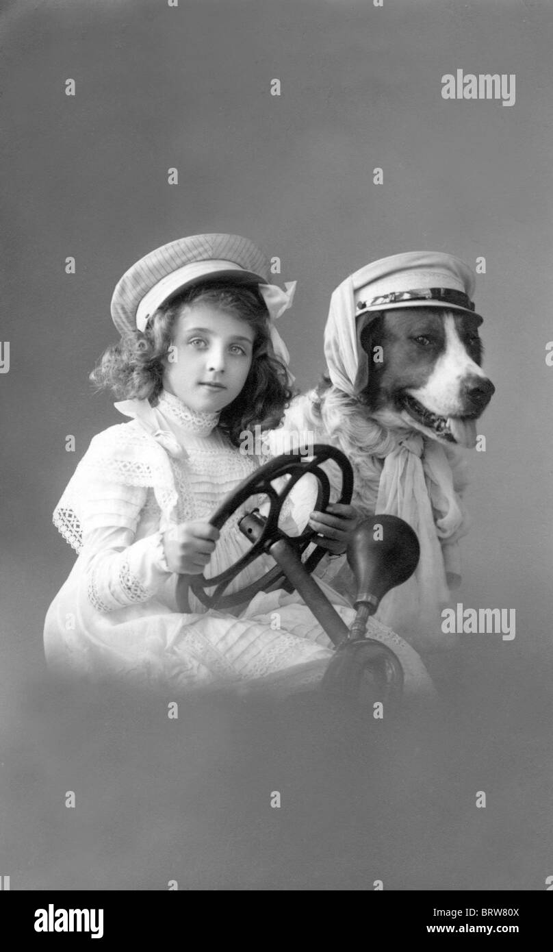 Mädchen mit Hund hinter dem Lenkrad, historisches Foto, um 1912 Stockfoto