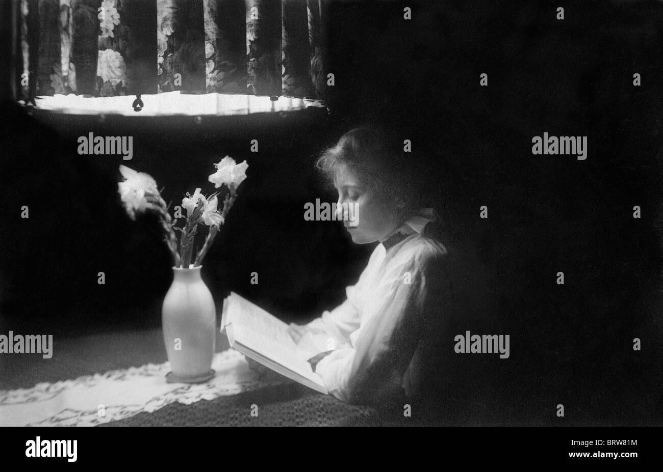 Frau liest zu Hause, historisches Foto, um 1922 Stockfoto