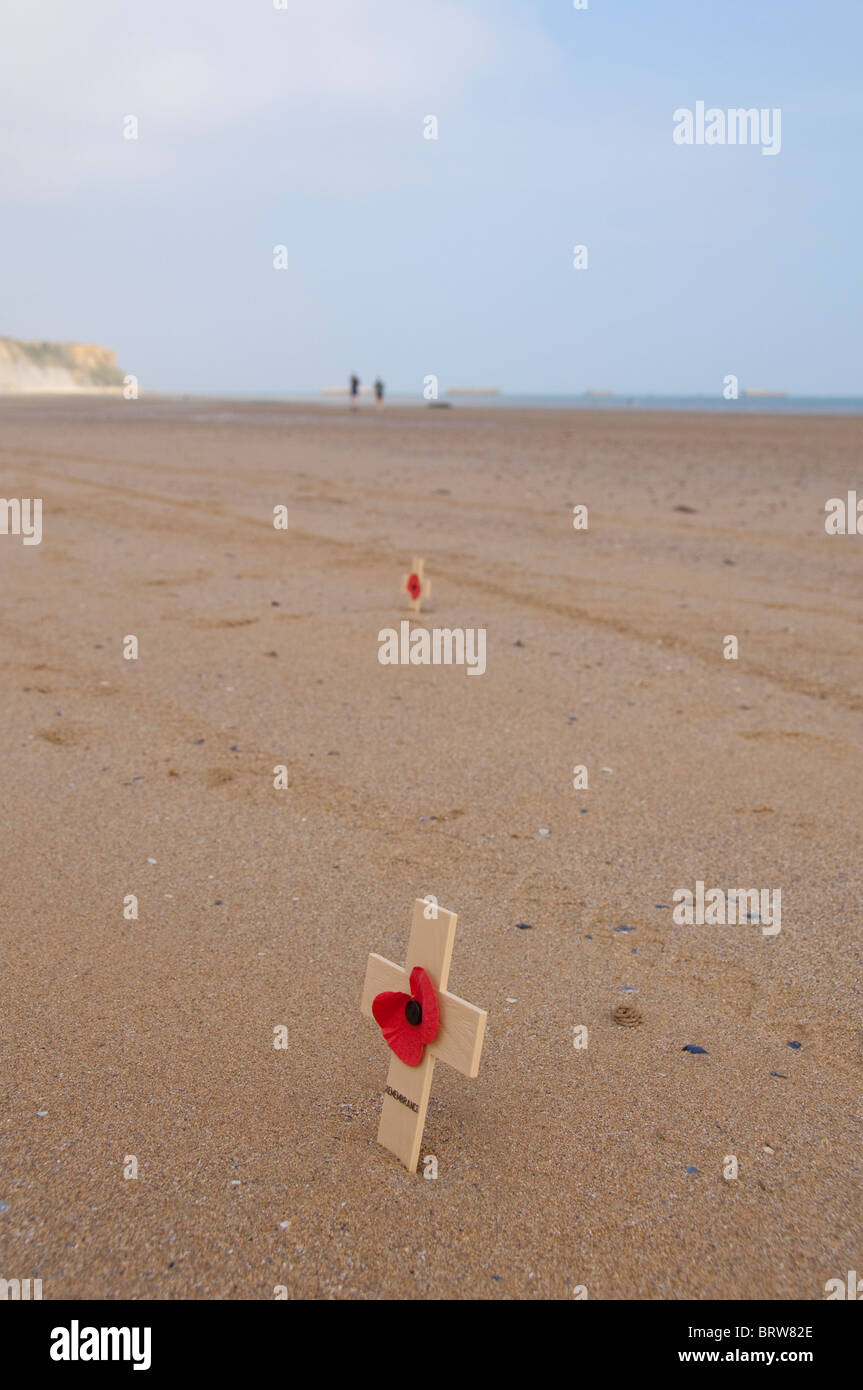 Frankreich, Normandie, Arromanches Strand. Erinnerung überquert den 66. Jahrestag des d-Day in den Sand gelegt. Stockfoto