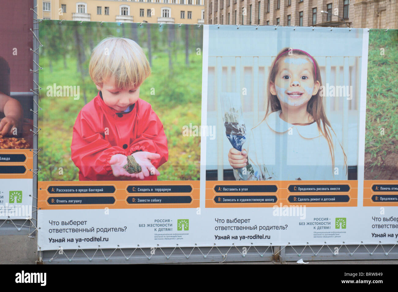 Plakat-Kampagne mit Kindern Ul 1-ya Tverskaya-Yamskaya Straße Moskau Russland Mitteleuropa Stockfoto