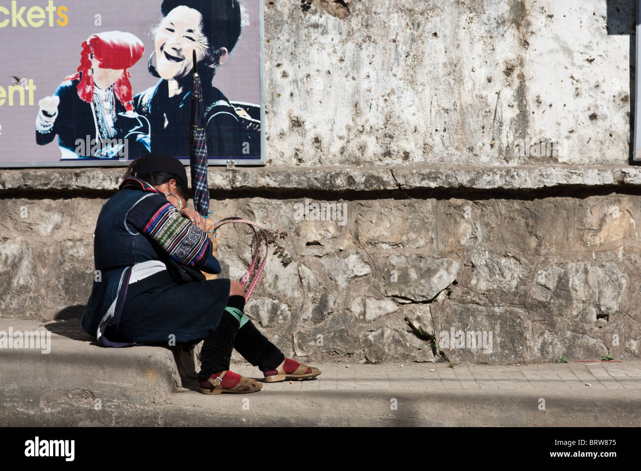 Eine Black Hmong Frau nimmt ein Nickerchen während des Wartens auf den Touristen ihre waren zu verkaufen Stockfoto
