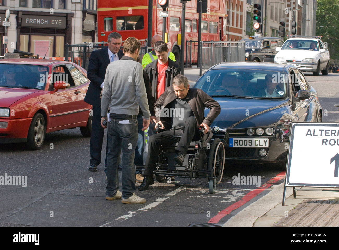 Rowan Atkinson, bekommt in ein Rasenmäher angetrieben Rollstuhl gesetzt Johnny English Reborn New Bridge Street, EC4 London UK. Stockfoto
