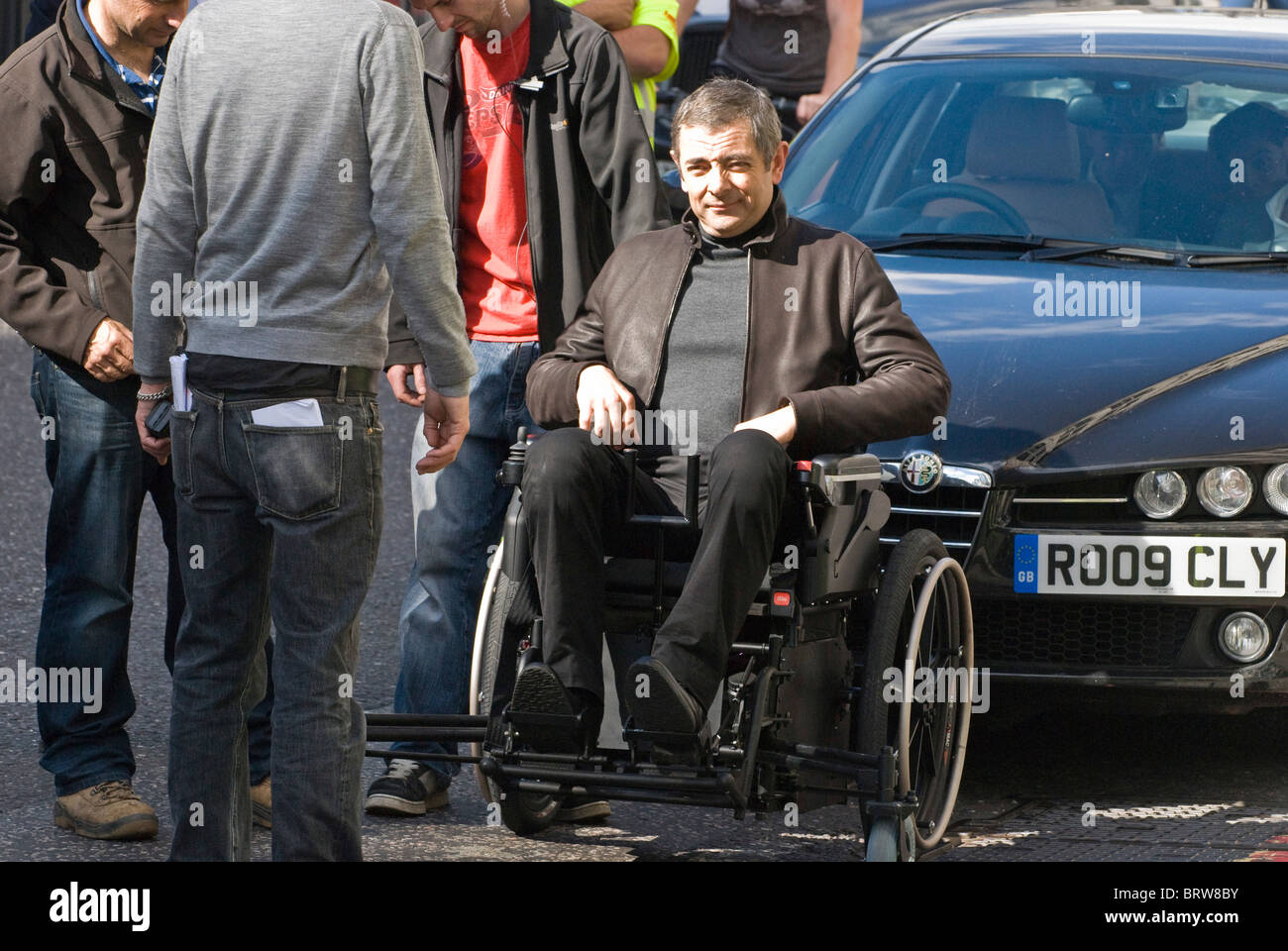 Rowan Atkinson, bereitet für die Aktion Rasenmäher angetrieben Rollstuhl am Set Johnny English Reborn 2 neue Bridge Street, EC4 London UK Stockfoto