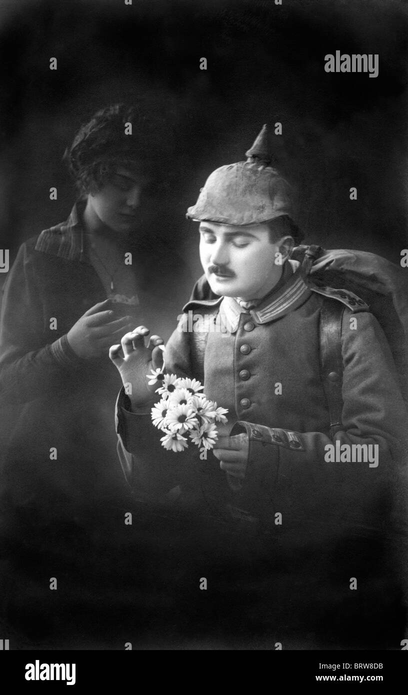 Ersten Weltkrieg Soldat, sie liebt mich, sie liebt mich nicht, historische Photgraph, um 1915 Stockfoto