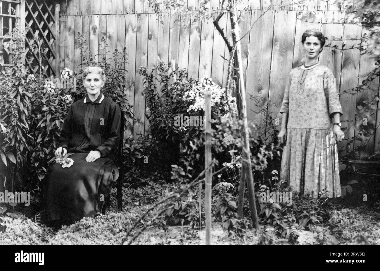 Mutter und Tochter in einem Garten, historische Photgraph, um 1912 Stockfoto