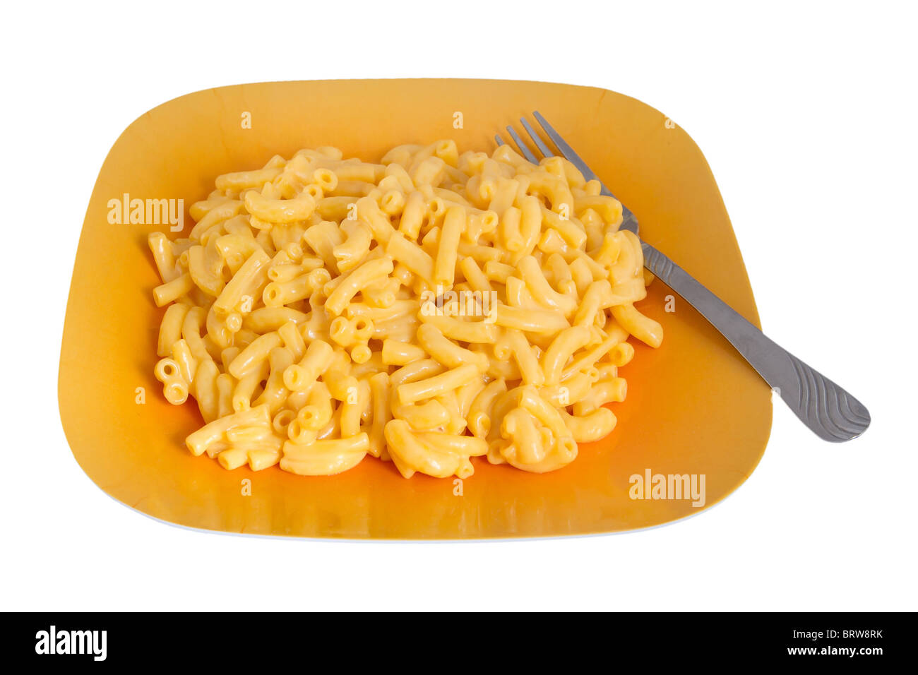 Makkaroni und Käse Essen auf ein gelbes Schild isoliert auf weiß Stockfoto