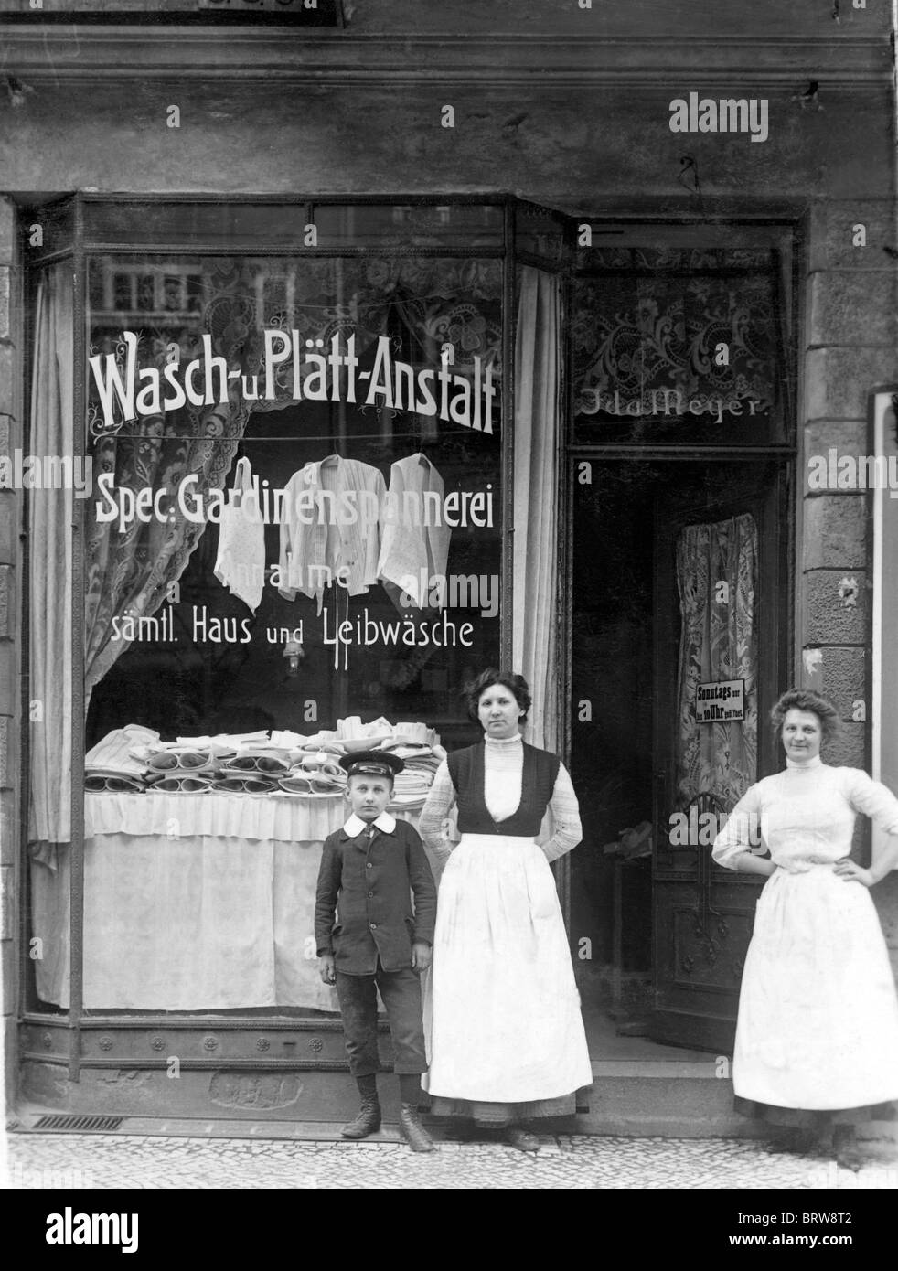 Waschen und Bügeln, Shop, historische Photgraph, ca. 1921 Stockfoto
