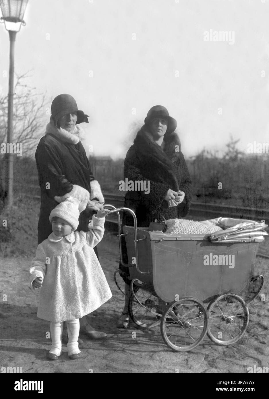 Zwei Frauen mit modischen hüten mit einem Kinderwagen, historische Photgraph, ca. 1926 Stockfoto