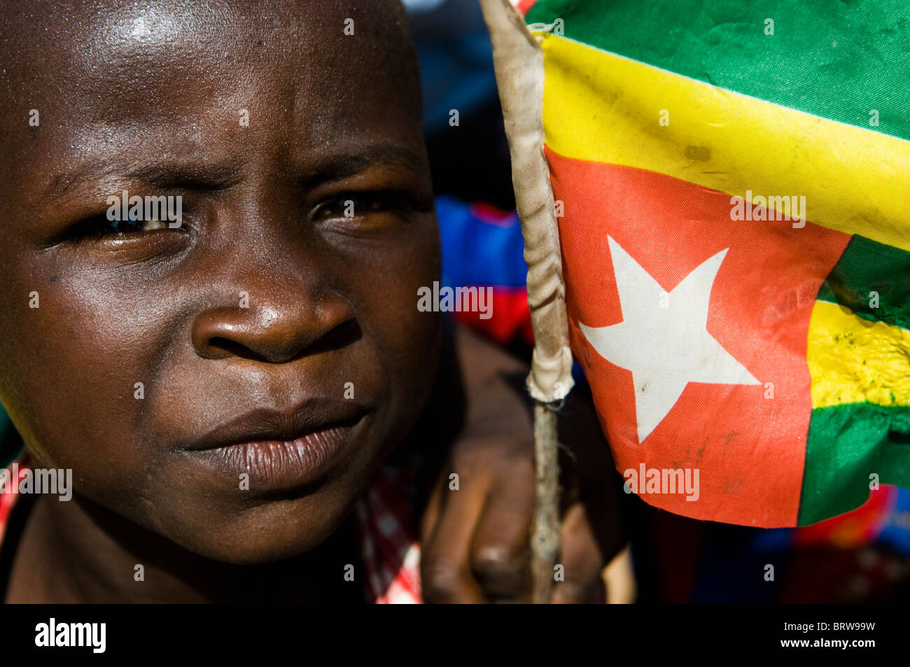 Togoische stolz! ein Junge mit der togoischen Flagge. Stockfoto