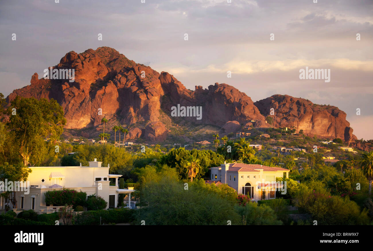 Camelback Mountain erschossen bei Sonnenuntergang im Tal der Sonne befindet sich in Scottsdale und Phoenix, AZ Stockfoto