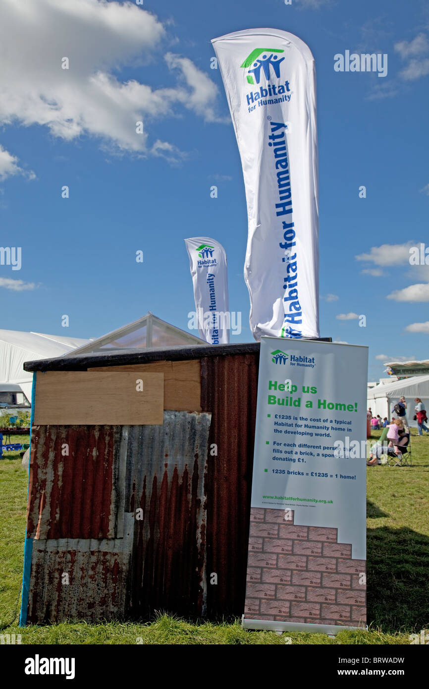 Habitat for Humanity helfen uns eine Heimat Besucher Ausstellung Greenbelt Festival 2010 Cheltenham UK bauen Stockfoto