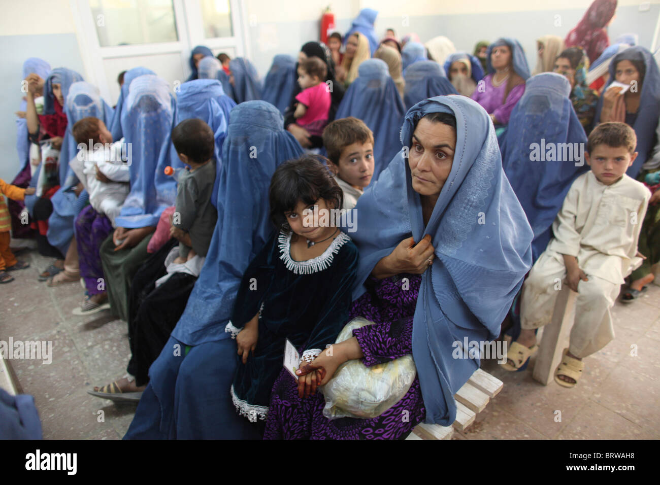 Afghanische Frauen im Wartezimmer eines Krankenhauses Stockfoto