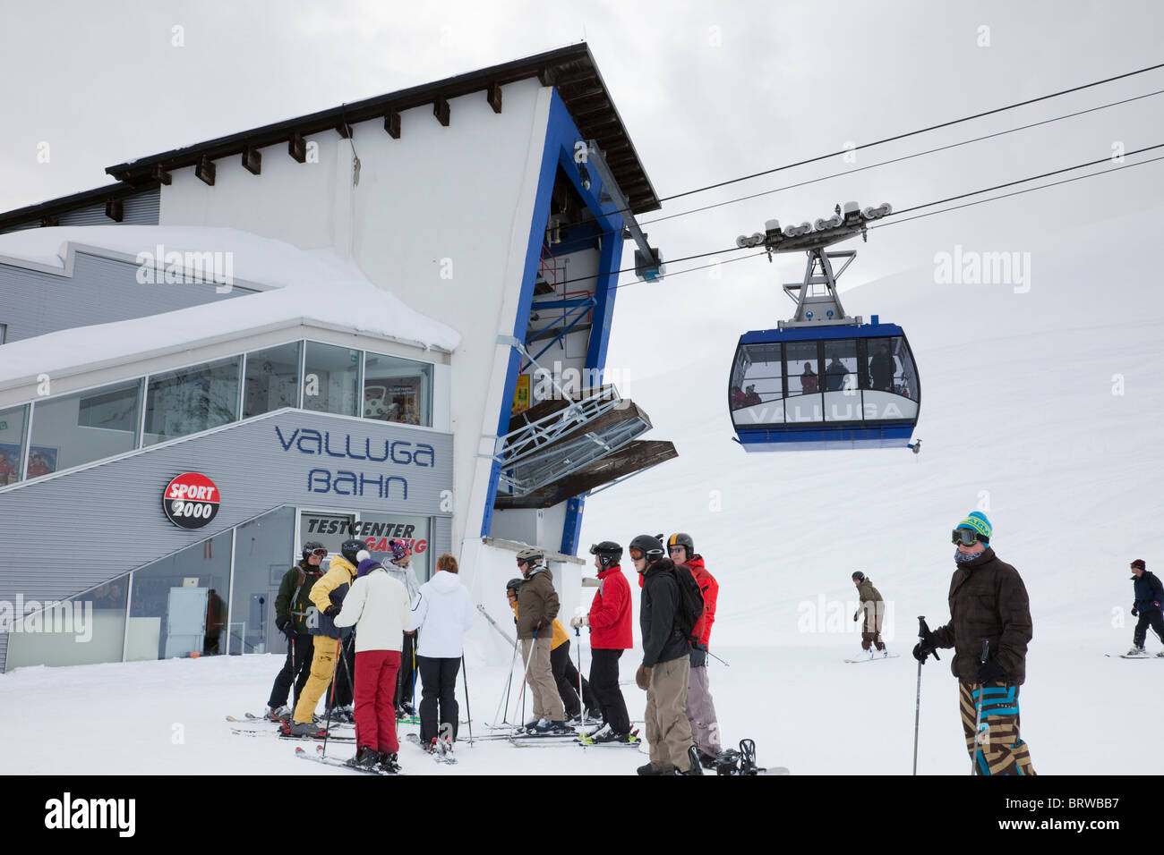 Skifahrer und Valluga Bahn mit Seilbahn am Galzig Bergstation Gondelbahn in den österreichischen Alpen im Winter. St. Anton, Tirol, Österreich. Stockfoto