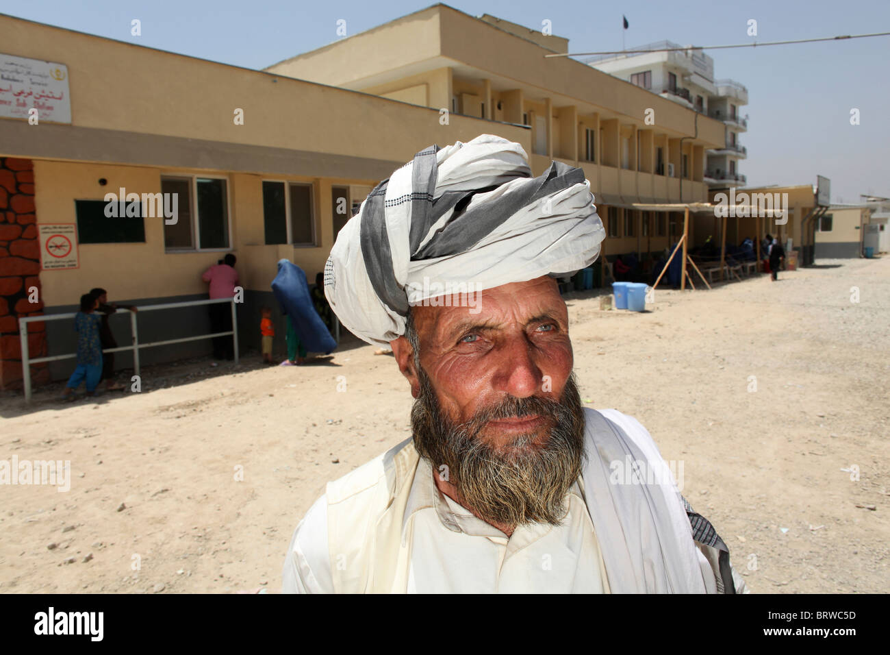 Afghanischen Männer warten auf medizinische Dienste Stockfoto