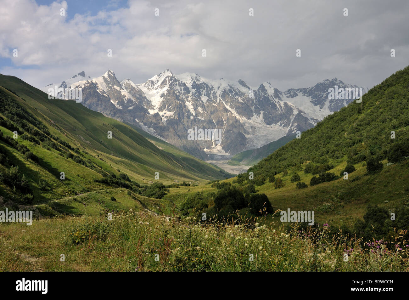 Famouse Ort im Kaukasus - obere Swanetien mit schöner Aussicht am Adishi Gletscher Stockfoto