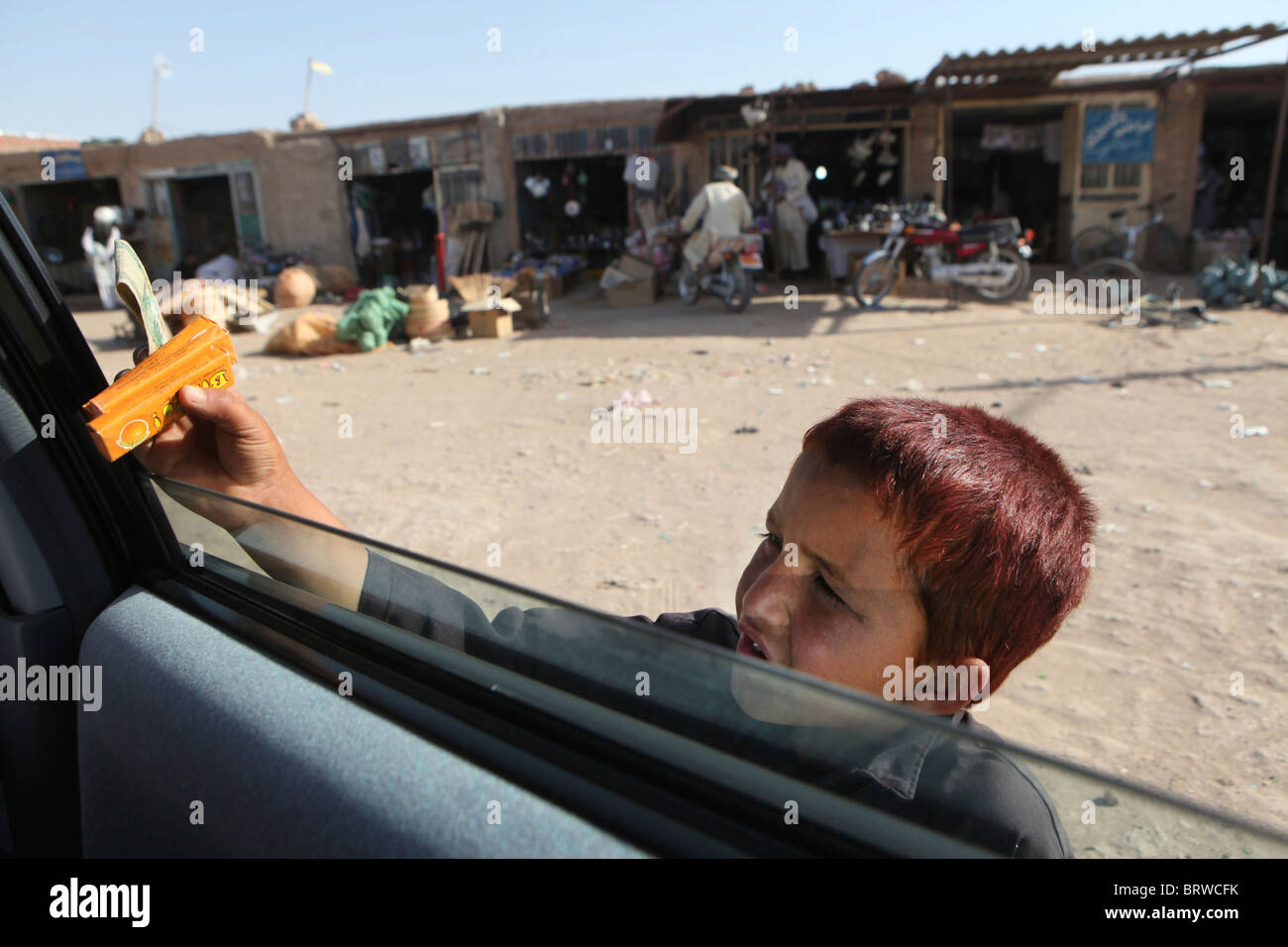 Kind ist Kaugummi in Herat, Afghanistan zu verkaufen Stockfoto