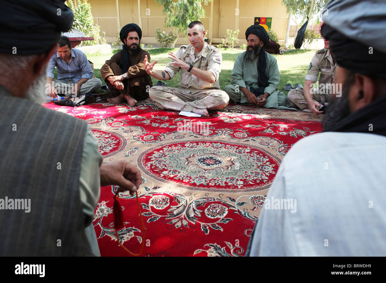 ein Gespräch zwischen dem afghanischen ältesten und der ISAF in afghanistan Stockfoto