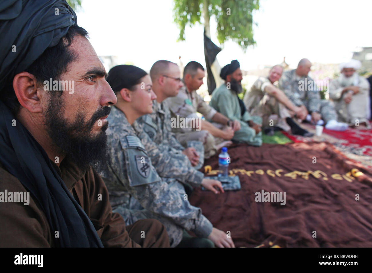 ein Gespräch zwischen dem afghanischen ältesten und der ISAF in afghanistan Stockfoto