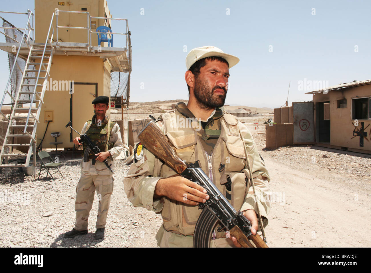 Afghanische Sicherheitskräfte schützen das ISAF-Tor in uruzgan Stockfoto