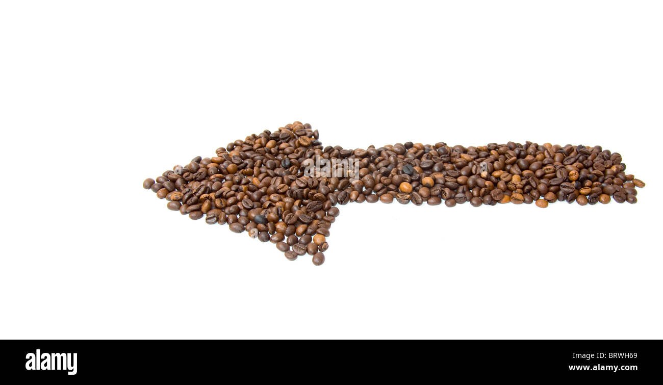 Pfeil von Kaffeebohnen isoliert auf weißem Hintergrund gemacht Stockfoto