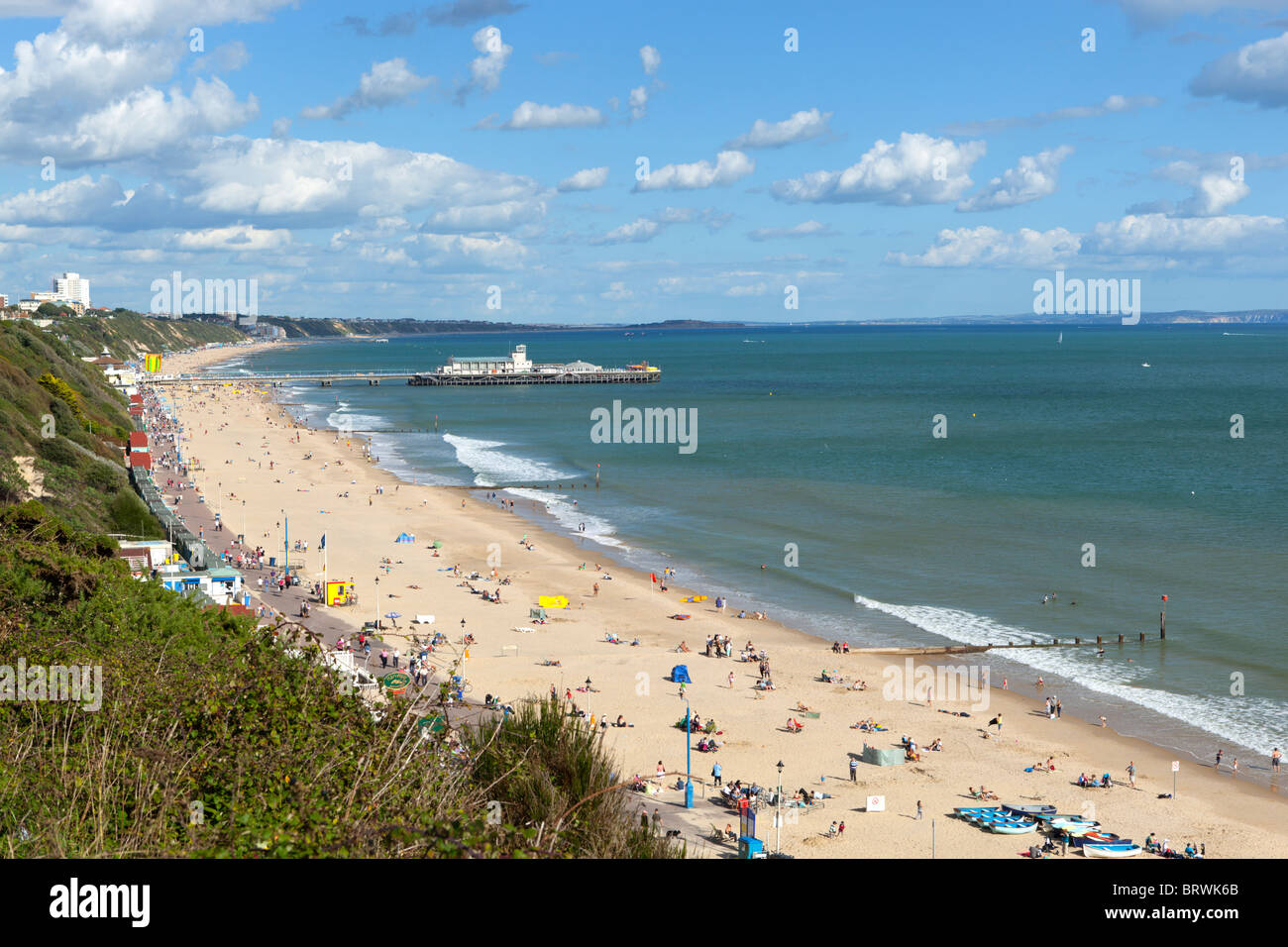 Überblick über Strand und Pier Stockfoto