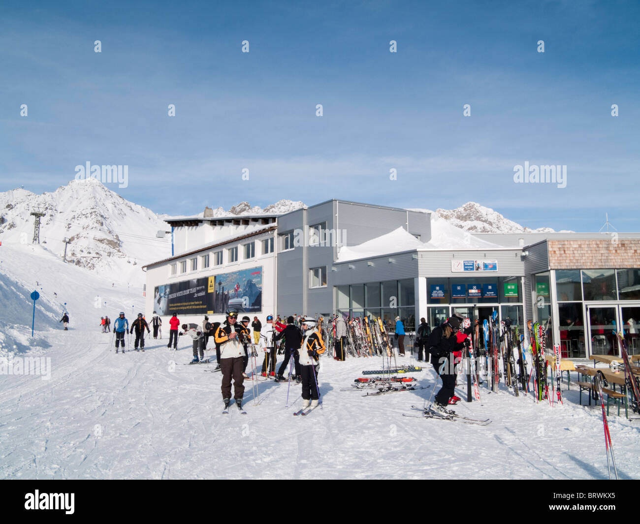 St. Anton am Arlberg, Tirol, Österreich, Europa. Skifahrer auf der Piste von Bergstation Galzig Gondel und Restaurant in Österreichische Alpen Stockfoto