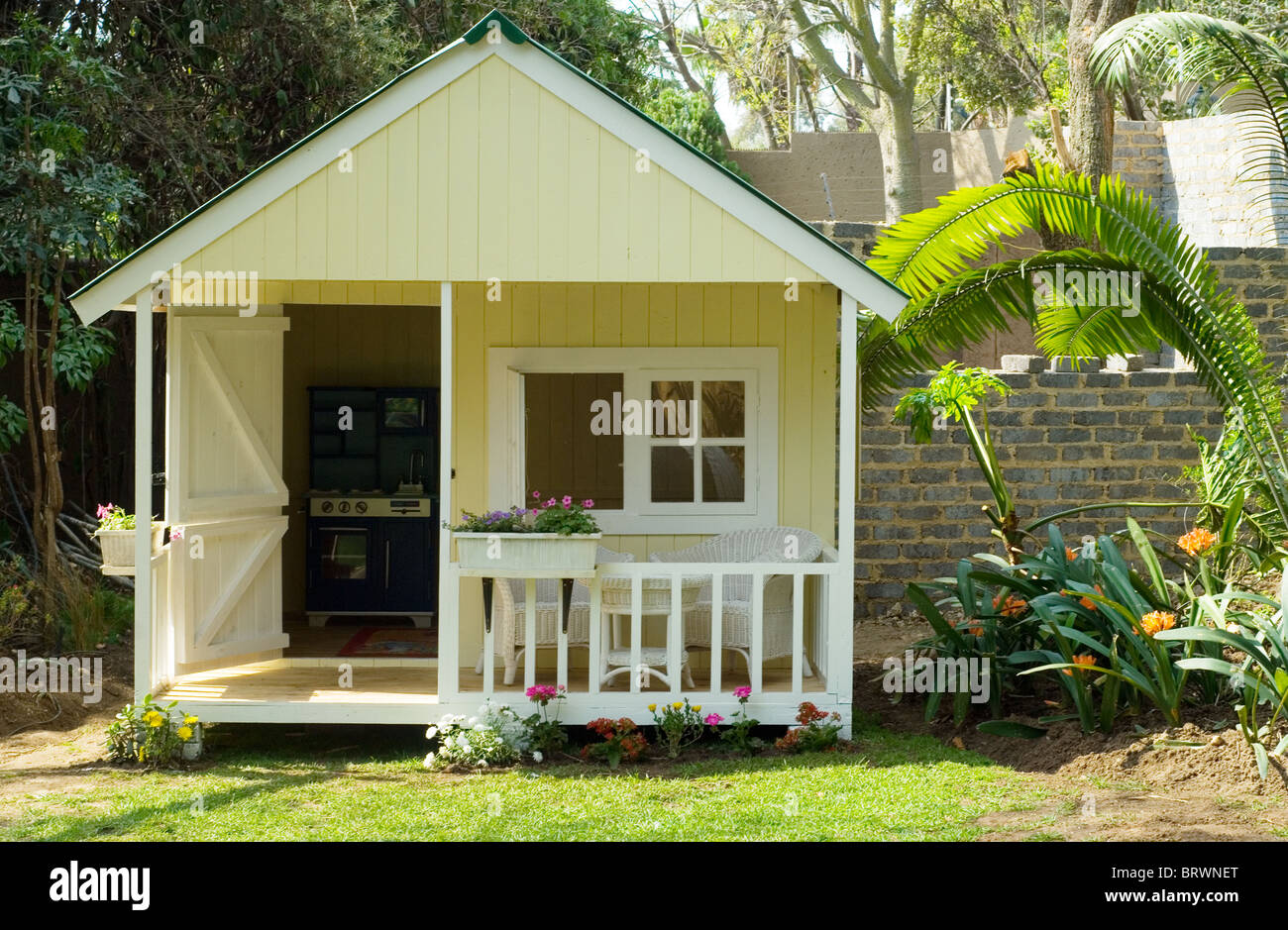Bild eines Kindes Spielhaus im Garten. Stockfoto